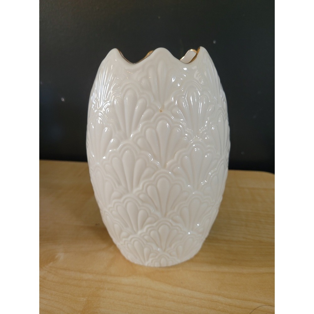 Lenox Ivory Jacquard Collection Sea Shell Vase Gold Trimmed 7"
